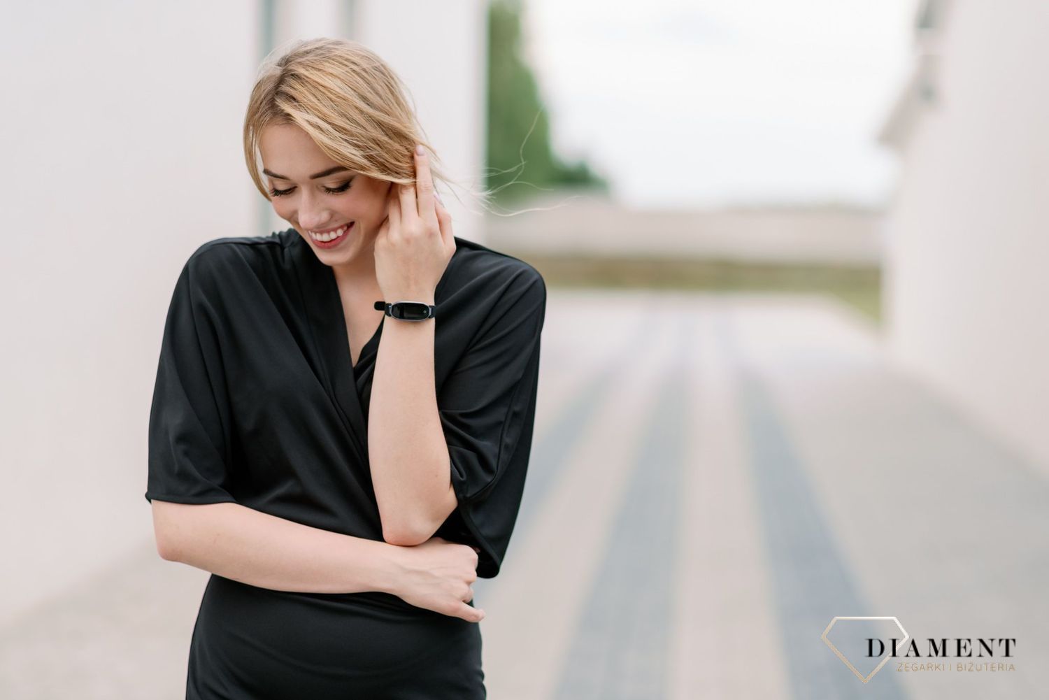 Modny zegarek w nowoczesnej formie smartwatcha to świetny i praktyczny dodatek pasujący do wielu stylizacji. Idealny pomysł na prezent. Smartwatch w kolorze czarnym.  (1).jpg